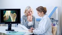 Osteoporose vorbeugen: So funktioniert die Knochendichtemessung