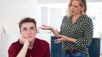 Teenager ist genervt von der Mutter