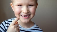 Zahnwechsel bei Kindern: So kommt ihr gut durch die Wackelzahnpubertät