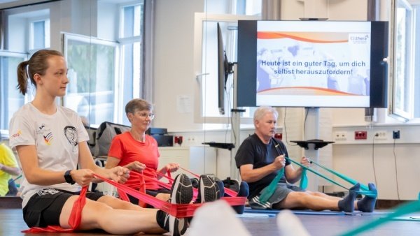 Übungen in der Rehasportgruppe mit dem Theraband