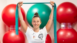 Rehasport-Trainerin mit Theraband