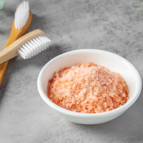 Zahnbürsten und Schale mit Salz