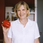 Frau hält Paprika in der Hand