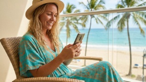 Frau im Urlaub am Handy