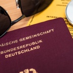 Reisepass, Sonnenbrille, Impfpass