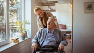 Mädchen fährt Opa im Rollstuhl