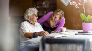 Frau betreut ältere Dame