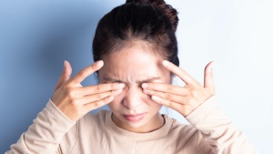 Frau reibt sich die Augen